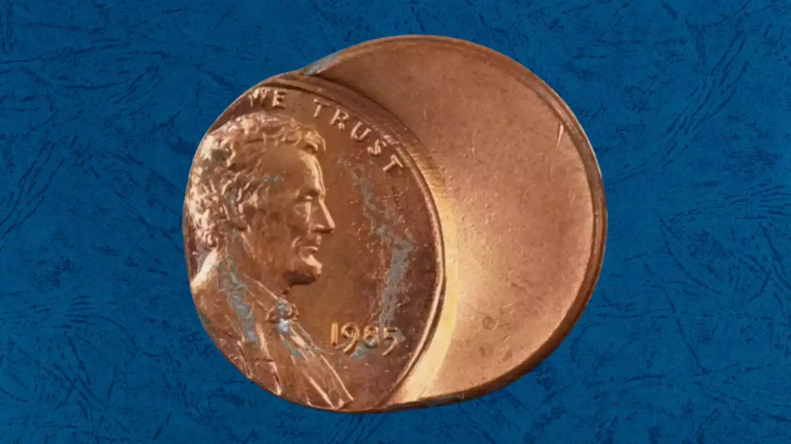 1985 Lincoln penny off-center strike error showing blank crescent and visible date